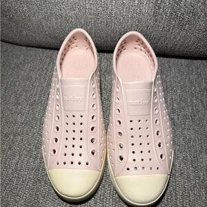 NATIVE Jefferson Milk Pink Women’s Slip On shoes size 8W/6M